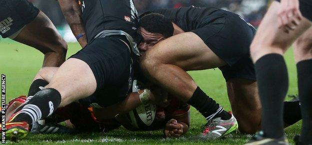 Prop Leon Brown squeezes through for Dragons' opening try