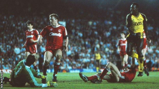 Michael Thomas scores for Arsenal against Liverpool