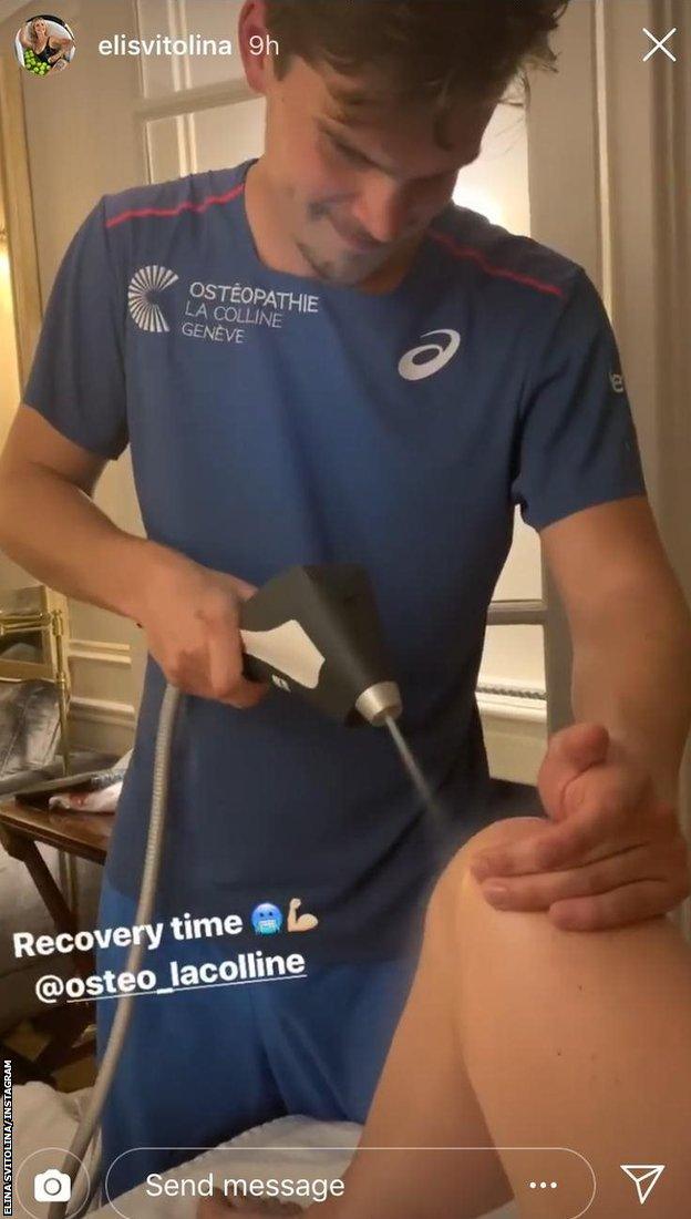 Elina Svitolina has treatment on her knee