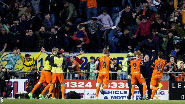 Dundee United players and supporters celebrate after Simon Murray scores against Falkirk