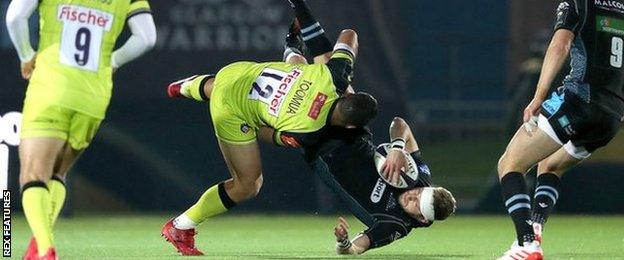 Matt Toomua tackles Finn Russell