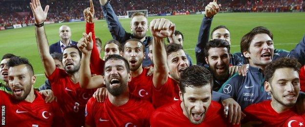 Turkey celebrate qualifying for Euro 2016