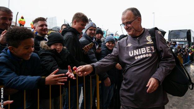 bielsa handing out sweets to young Leeds fans