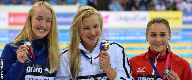 Chloe Tutton (right) with her European Championship bronze medal, alongside silver medallist Hrafnhildu Luthersdottir (left) and winner Ruta Meilutyte