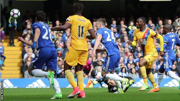 Christian Benteke puts Palace 2-1 ahead