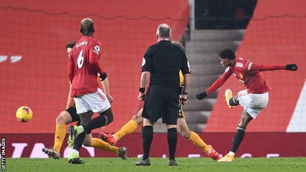 Marcus Rashford scores a late winner against Wolves