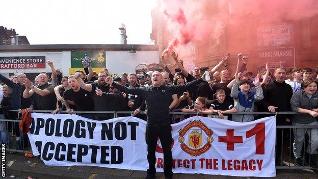 Man Utd fans protest