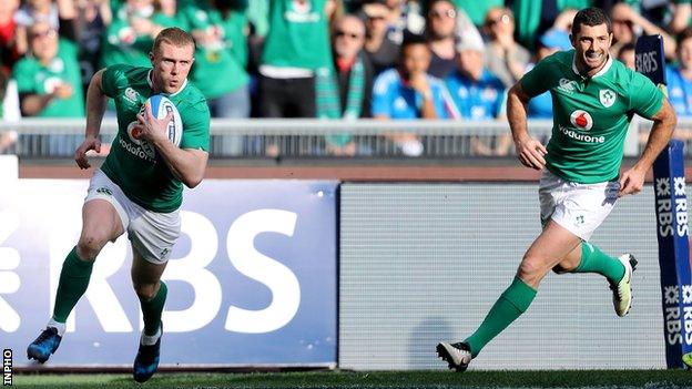 Keith Earls runs in his first try as Rob Kearney shows his delight