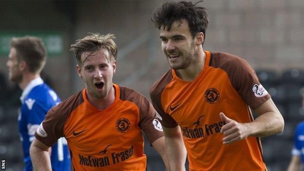 Dundee United's Scott Fraser (right)