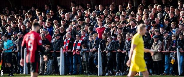 A crowd of 1552 watched Bonnyrigg Rose draw 0-0 with Dumbarton at New Dundas Park