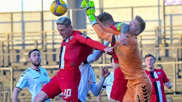 Ayr United Keeper Viljami Sinisalo takes an elbow in the face