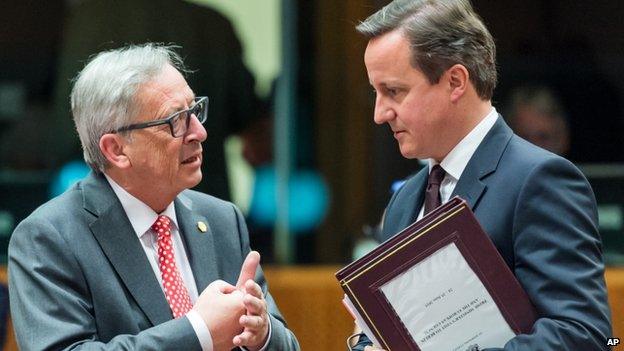 David Cameron (r) speaks with European Commission President Jean-Claude Juncker (l)