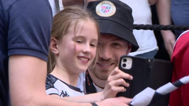 Bromley FC celebrate historic promotion with bus tour - BBC News