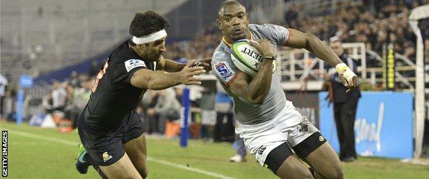 Makazole Mapimpi runs through a tackle by Argentina's Jaguares wing Matias Moroni to scre the team's second try