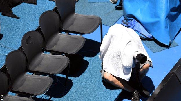 Photographer takes shade on Rod Laver Arena