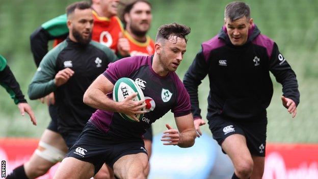 Hugo Keenan and Johnny Sexton during Ireland training