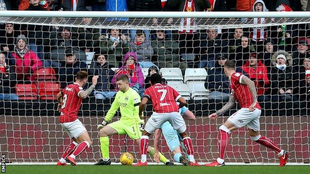 Sunderland's Lee Cattermole scores his side's first goal