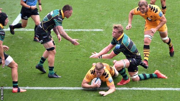 Jack Willis scores a try for Wasps