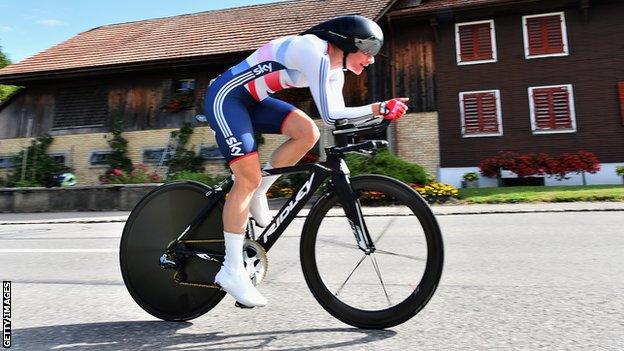 Dame Sarah Storey on her way to gold