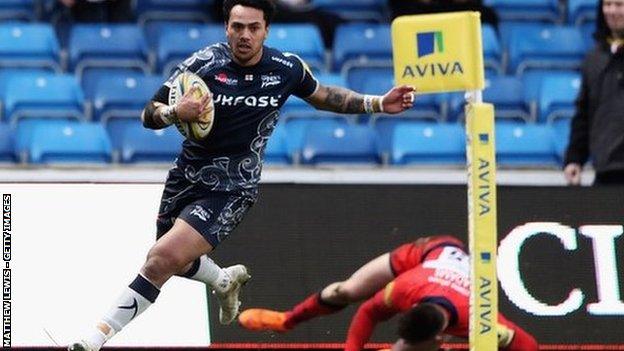 Denny Solomona went in at the corner for his 12th try of the season, but he is only now joint Premiership top scorer