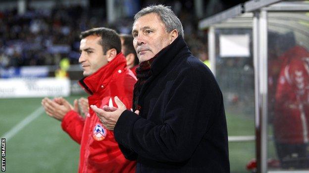 Ian Porterfield in Armenia's dugout