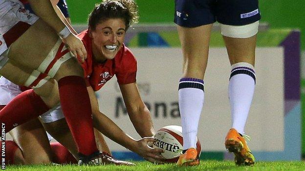 Jess Kavanagh-Williams celebrates her opening try for Wales