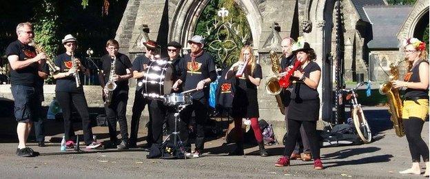 A band playing during the Cardiff Half Marathon