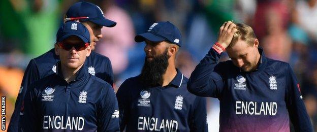 England walk off disappointed after defeat to Pakistan