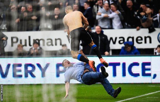 Aleksandar Mitrovic has to hurdle the fan