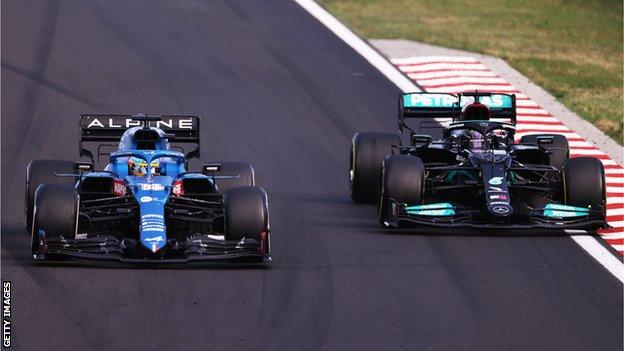 Fernando Alonso and Lewis Hamilton on the track