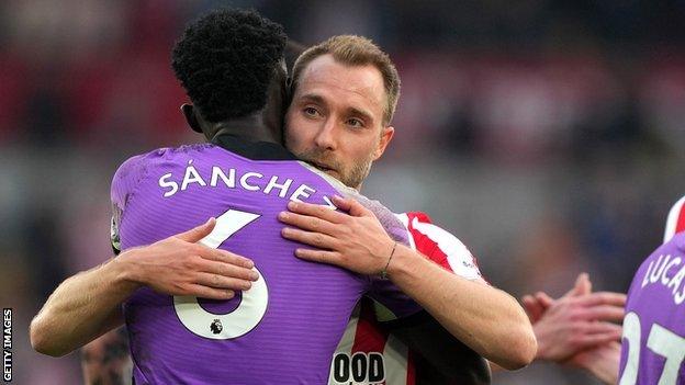 Christian Eriksen hugging Davinson Sanchez