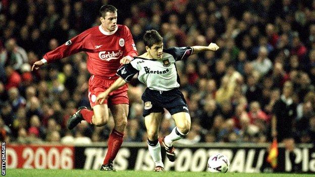 West Ham's Joe Cole tussles for the ball with Liverpool's Jamie Carragher