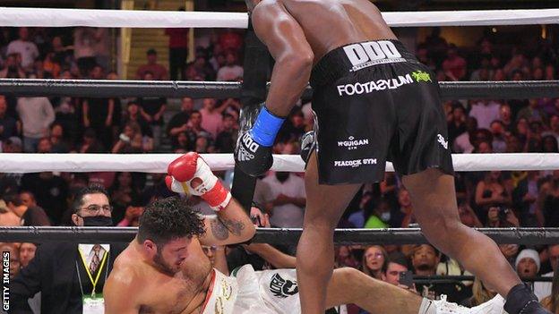 Daniel Dubois knocks down Joe Cusumano