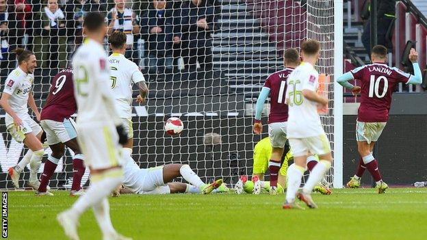 Manuel Lanzini scoring against Leeds