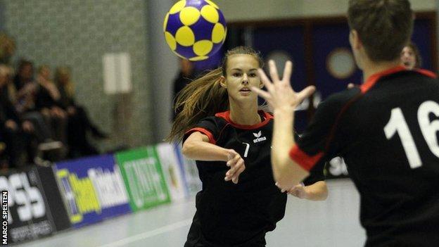 Image of a teenage boy and girl playing Korfball