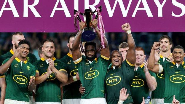 Siya Kolisi holds up trophy