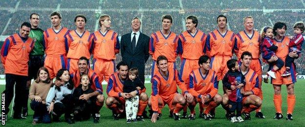 Johan Cruyff poses with a Barcelona dream team