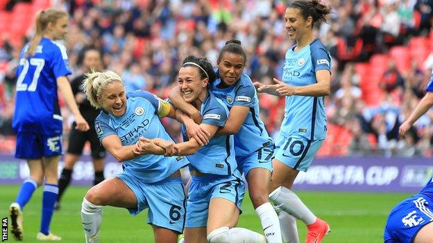 Lucy Bronze (centre)