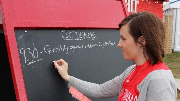 Be' sy' nesa' yn y Cwt Drama? Nodi arlwy'r diwrnod // Chalking up Thursday's line-up in the Drama hut