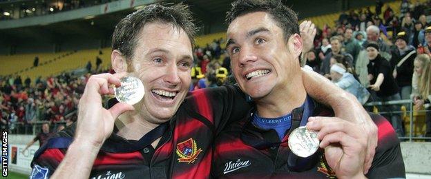 Andrew Mehrtens (left) and Dan Carter celebrate Canterbury's NPC final win in 2004