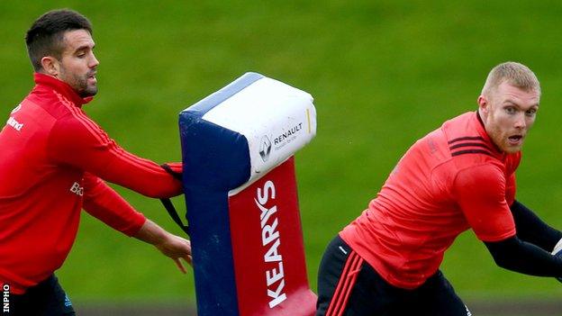 Conor Murray and Keith Earls have signed to stay with Munster until 2019