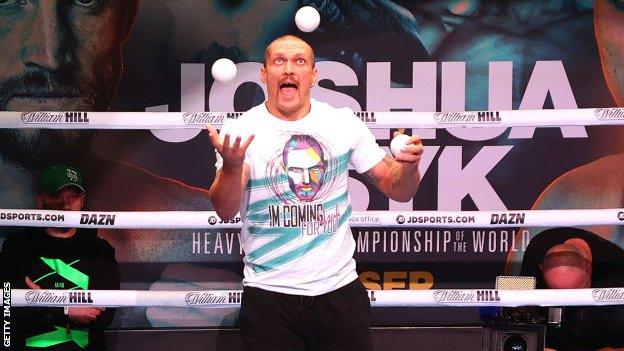 Oleksandr Usyk juggles in the ring