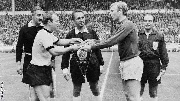 Uwe Seeler and Bobby Moore before the 1966 World Cup final