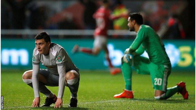 Manchester United players look dejected