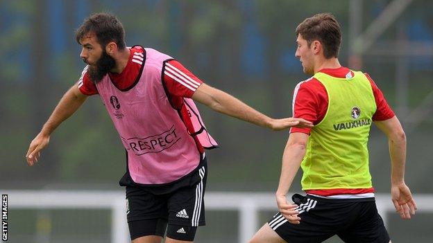 Joe Ledley (left) and Ben Davies in training