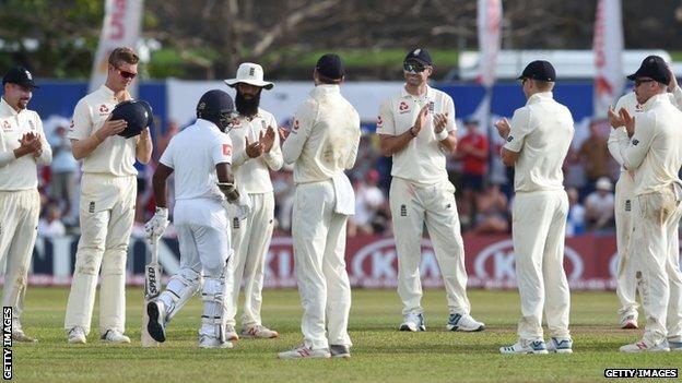 England give Rangana Herath a guard of honour