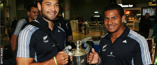 Solomon King (left) and David Smith with the IRB sevens trophy