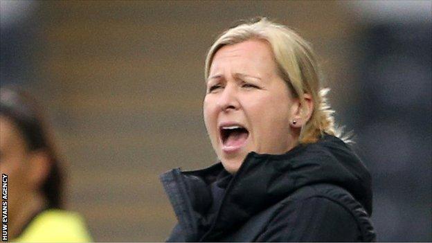 Jayne Ludlow gives her players instructions in training