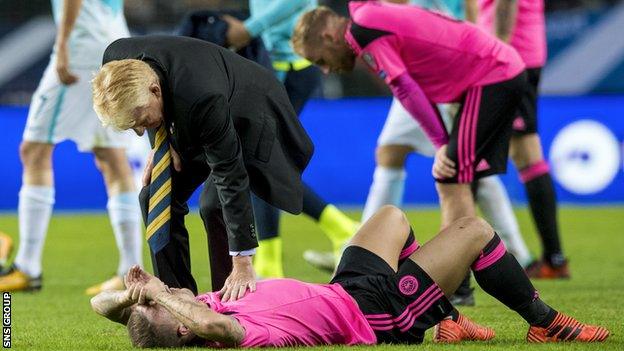 Gordon Strachan consoles Leigh Griffiths at full-time in Slovenia