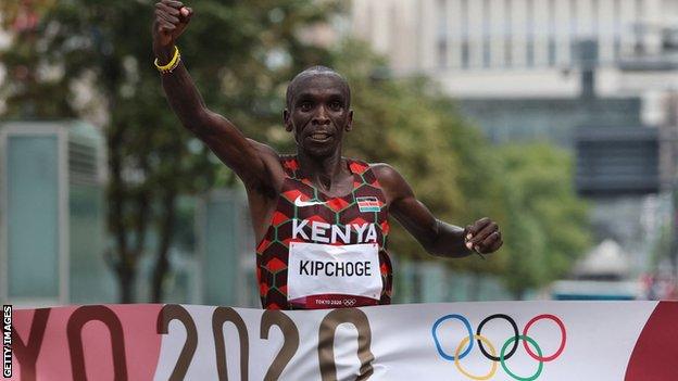 Eliud Kipchoge crossing the line in Tokyo